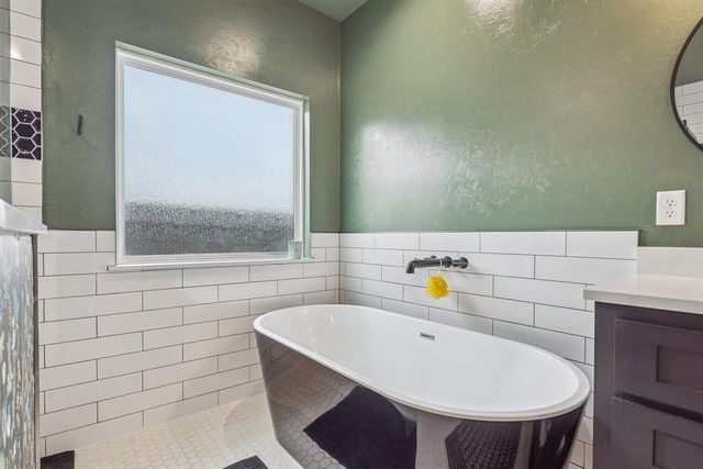 7590 NE Highland Hills Dr, Elgin, OK 73538