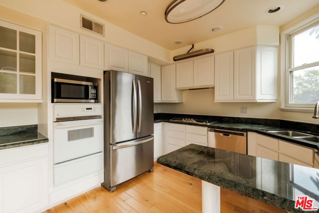 2030 S Bentley Avenue 200, Los Angeles, CA 90025