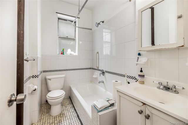 721 E 242nd Street, Bronx, NY 10470