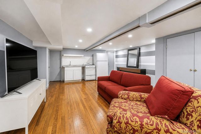 721 E 242nd Street, Bronx, NY 10470