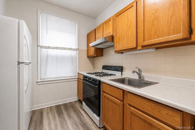 721 E 242nd Street, Bronx, NY 10470