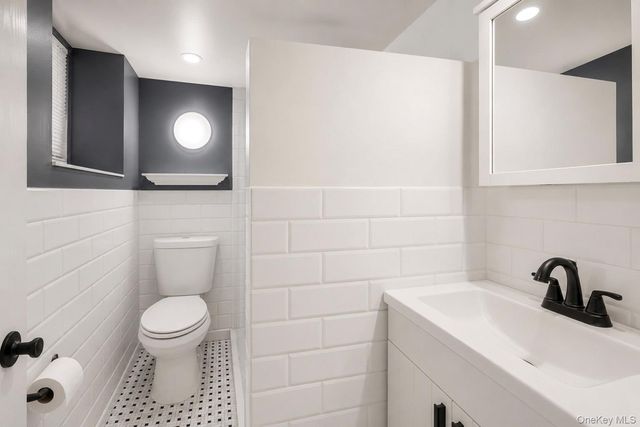 721 E 242nd Street, Bronx, NY 10470