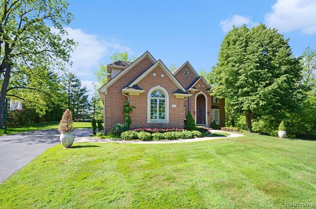 109 W Knorrwood Drive, Rochester, MI 48306