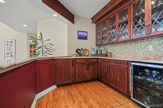 109 W Knorrwood Drive, Rochester, MI 48306