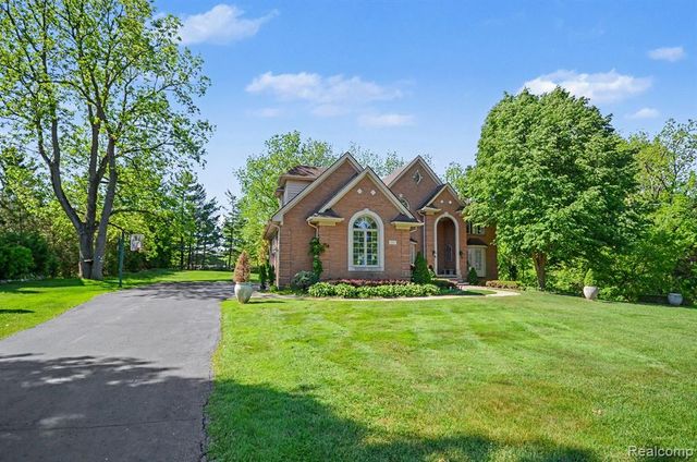 109 W Knorrwood Drive, Rochester, MI 48306