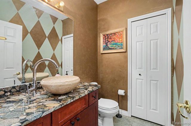 109 W Knorrwood Drive, Rochester, MI 48306