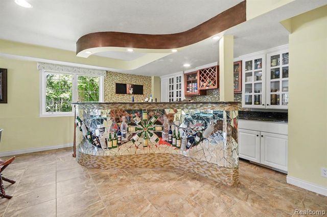 109 W Knorrwood Drive, Rochester, MI 48306