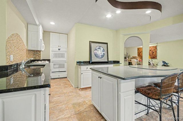 109 W Knorrwood Drive, Rochester, MI 48306