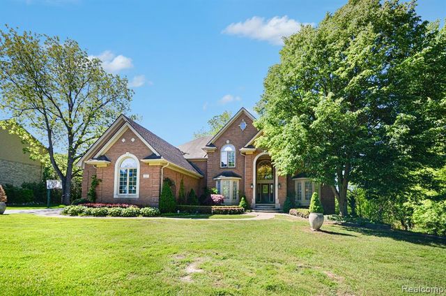 109 W Knorrwood Drive, Rochester, MI 48306