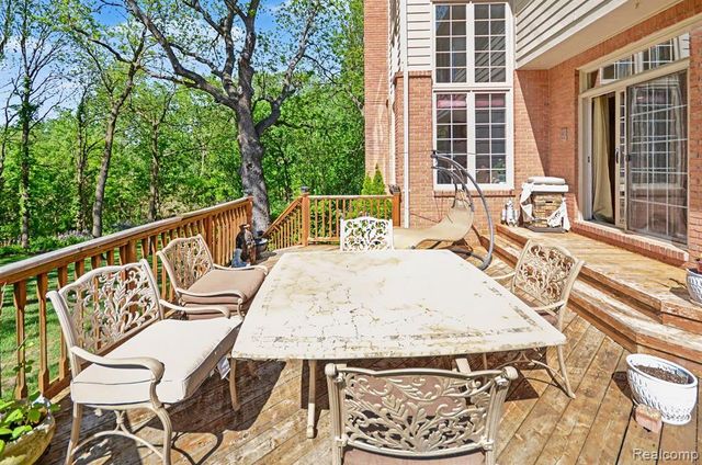 109 W Knorrwood Drive, Rochester, MI 48306