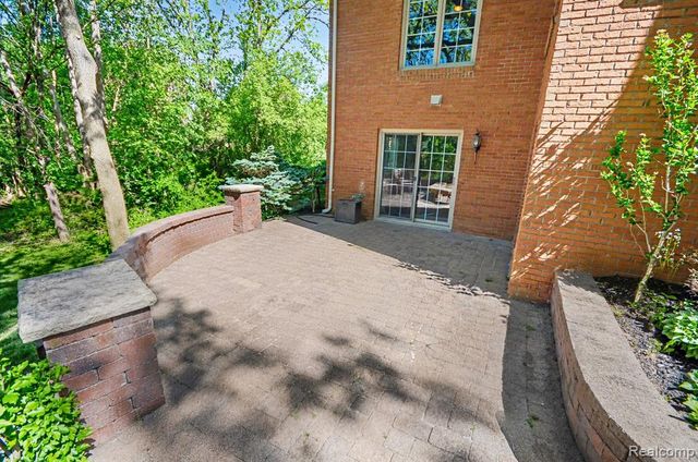 109 W Knorrwood Drive, Rochester, MI 48306