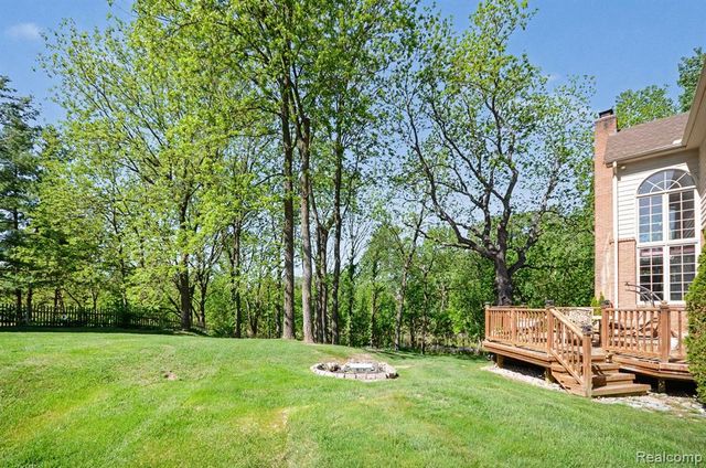 109 W Knorrwood Drive, Rochester, MI 48306