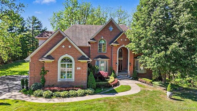 109 W Knorrwood Drive, Rochester, MI 48306