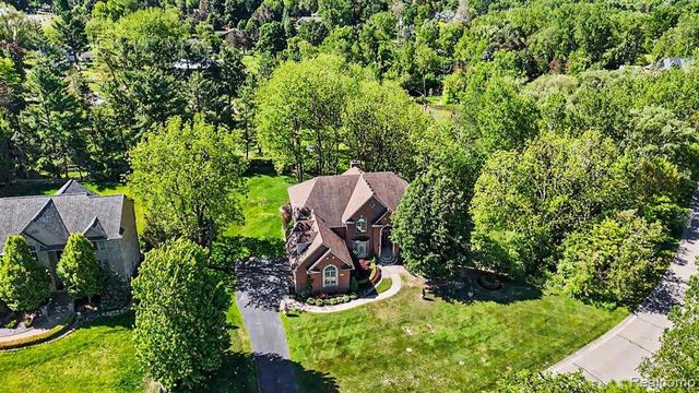 109 W Knorrwood Drive, Rochester, MI 48306