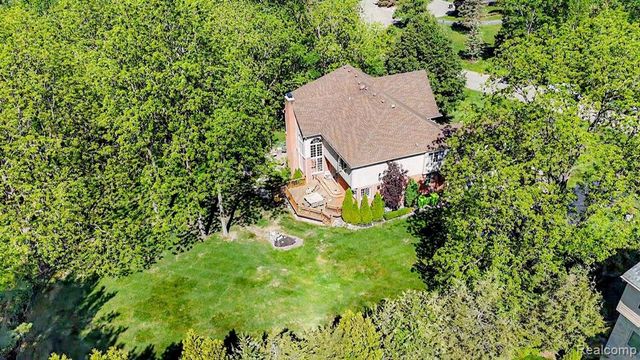 109 W Knorrwood Drive, Rochester, MI 48306