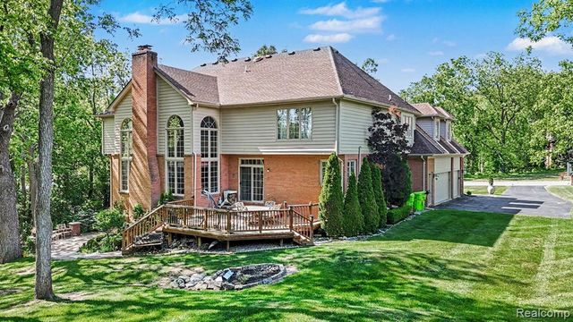 109 W Knorrwood Drive, Rochester, MI 48306