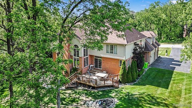 109 W Knorrwood Drive, Rochester, MI 48306