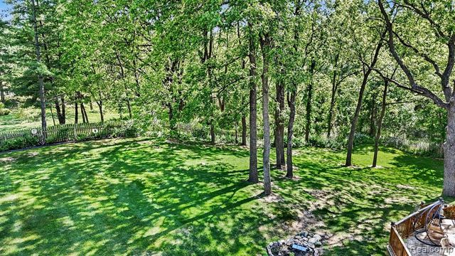 109 W Knorrwood Drive, Rochester, MI 48306