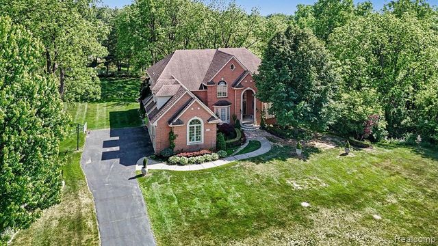 109 W Knorrwood Drive, Rochester, MI 48306