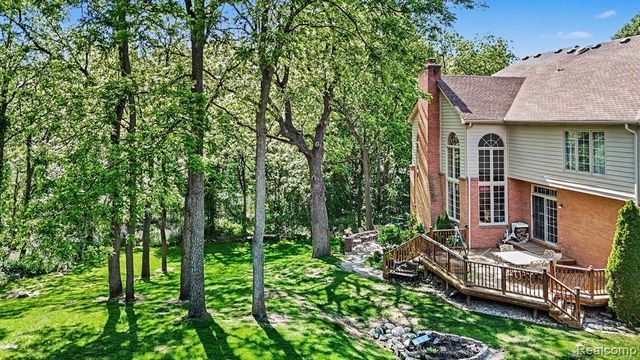 109 W Knorrwood Drive, Rochester, MI 48306