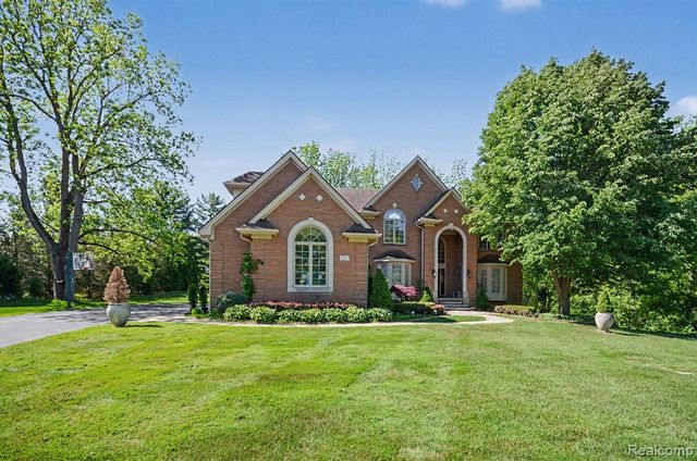 109 W Knorrwood Drive, Rochester, MI 48306