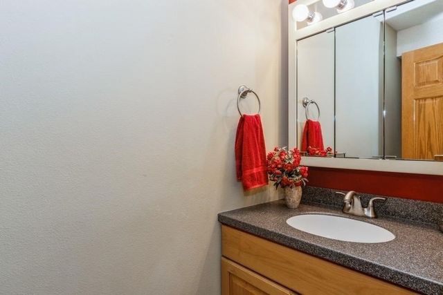 710 West Side Dr, Iowa City, IA 52246