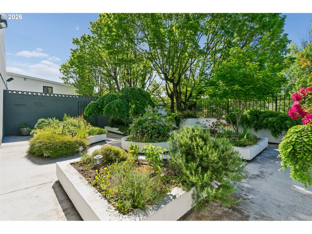 1220 Ne 17TH Ave 2F, Portland, OR 97232
