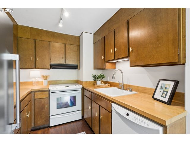 1220 Ne 17TH Ave 2F, Portland, OR 97232