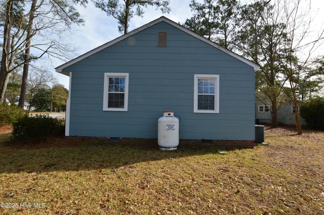 500 Sherwood Road, Jacksonville, NC 28540