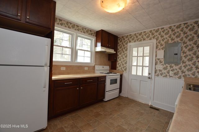 500 Sherwood Road, Jacksonville, NC 28540