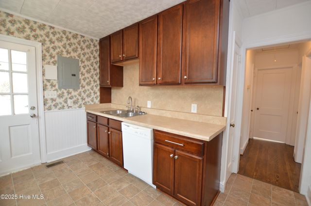 500 Sherwood Road, Jacksonville, NC 28540