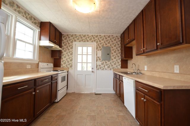 500 Sherwood Road, Jacksonville, NC 28540