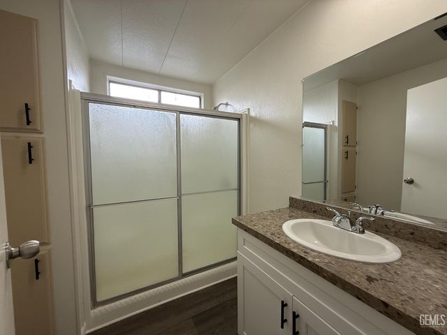 4401 Hughes Lane 48, Bakersfield, CA 93304