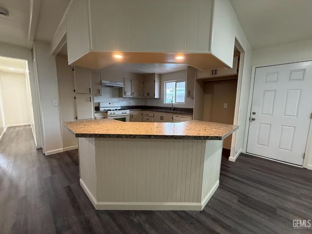 4401 Hughes Lane 48, Bakersfield, CA 93304