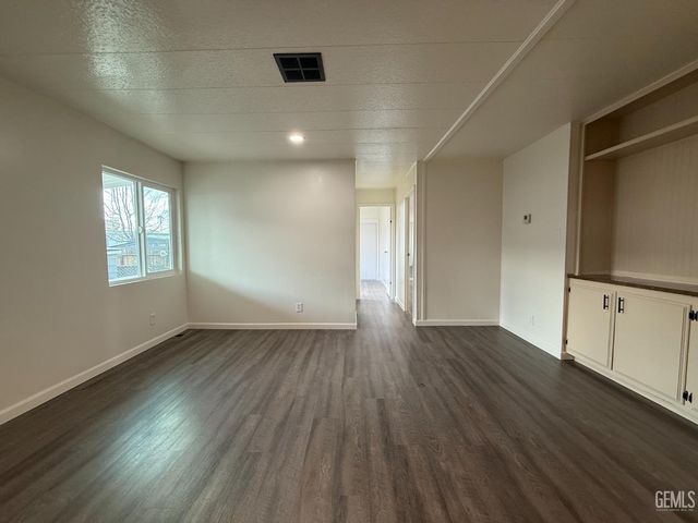 4401 Hughes Lane 48, Bakersfield, CA 93304