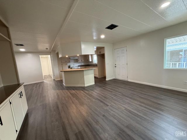 4401 Hughes Lane 48, Bakersfield, CA 93304