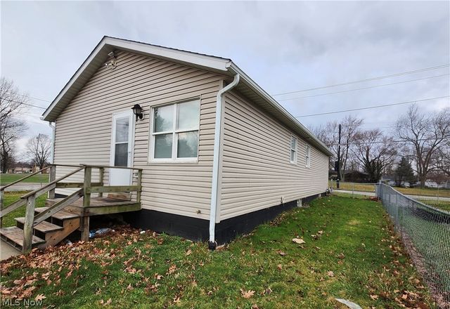 3002 Harmont Avenue NE, Canton, OH 44705