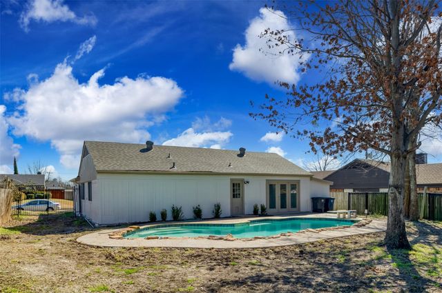 7405 Shadow Bend Drive, Fort Worth, TX 76137