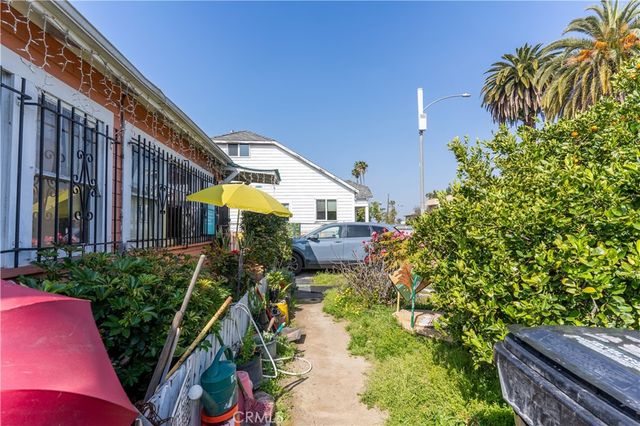 4452 Rosewood Avenue, Los Angeles, CA 90004