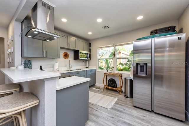 1325 54TH AVENUE N, St Petersburg, FL 33703