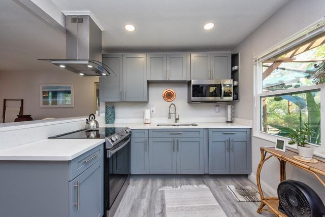 1325 54TH AVENUE N, St Petersburg, FL 33703