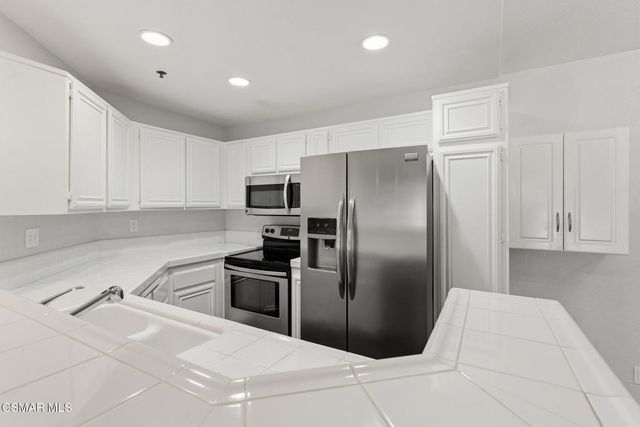 5728 Oak Bend Lane 208, Oak Park, CA 91377