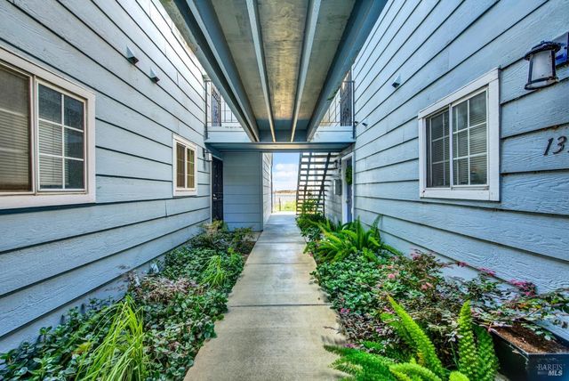 127 Lighthouse Dr, Vallejo, CA 94590