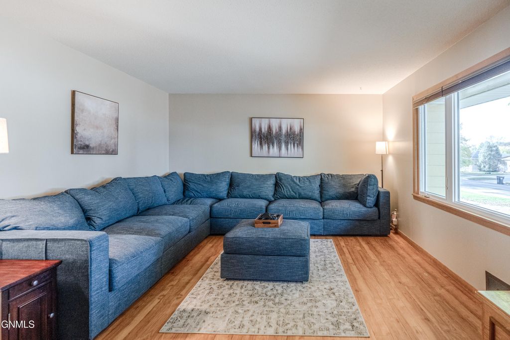 1321 17th Street, Bismarck, ND 58501 photo 2