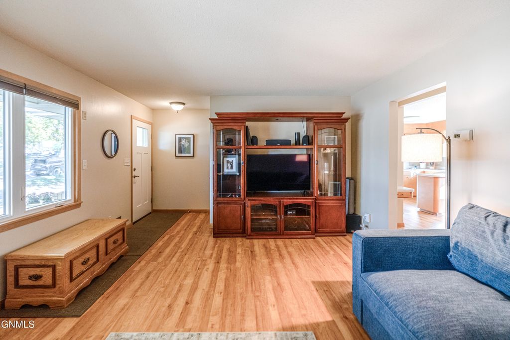 1321 17th Street, Bismarck, ND 58501 photo 5