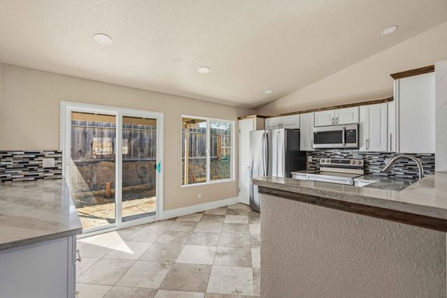 1916 Central Park Way, Modesto, CA 95351