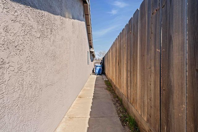 1916 Central Park Way, Modesto, CA 95351