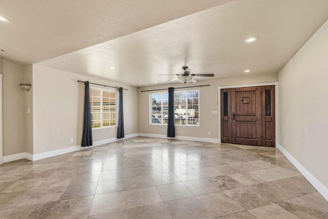 1916 Central Park Way, Modesto, CA 95351