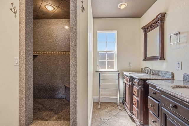 1916 Central Park Way, Modesto, CA 95351