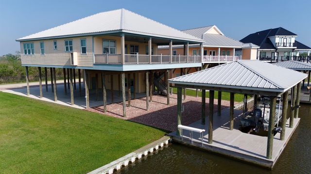 14 Sandy Point Dr, Grand Isle, LA 70358